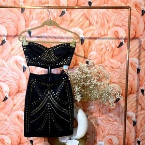 Black stunned strapless dress